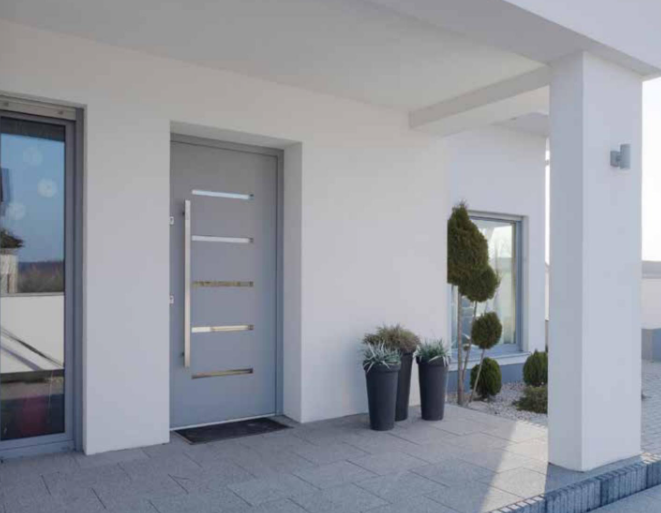 grand mur blanc avec une porte design grise en aluminium