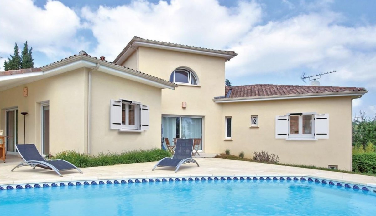 une maison aux couleurs blanches avec une piscine