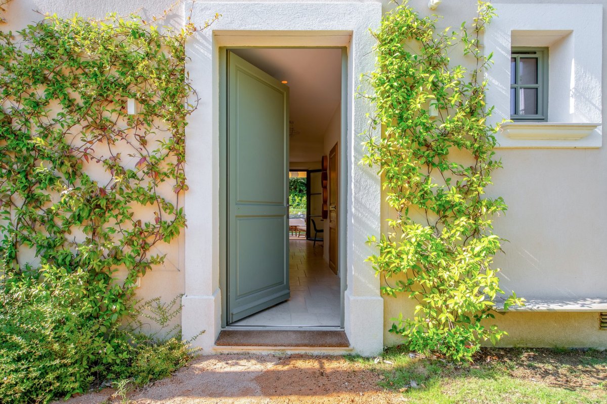 une porte ouverte d'extérieure